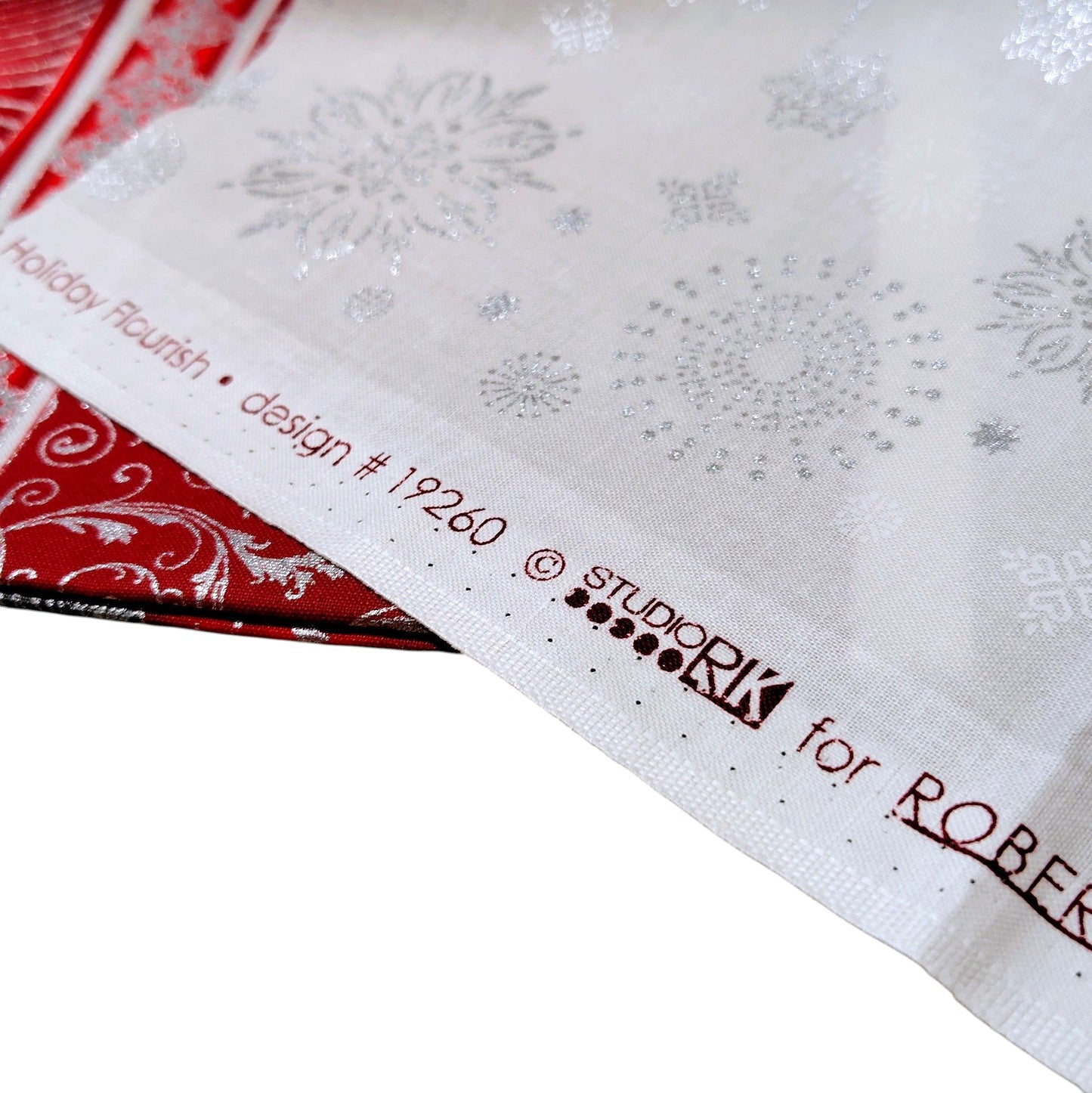 【USA輸入】Robert Kaufman Holiday Flourish クリスマス装飾 壁掛け布 60×110cm | クリスマスツリー メタリックプリント