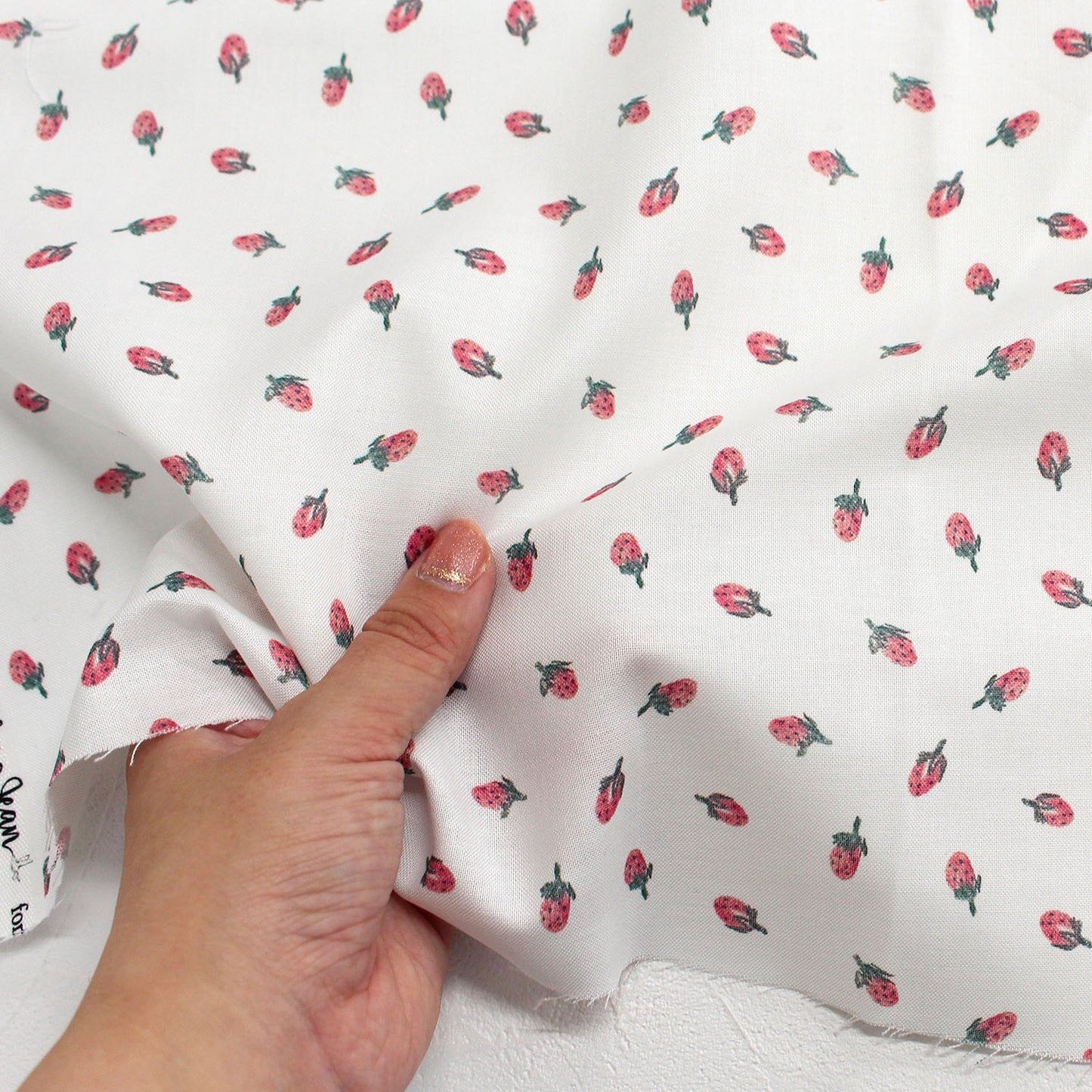 【USAコットン】STELLA ホワイト地 小さないちご柄 STE3070-W 綿100% シーチング生地 1mカットクロス
