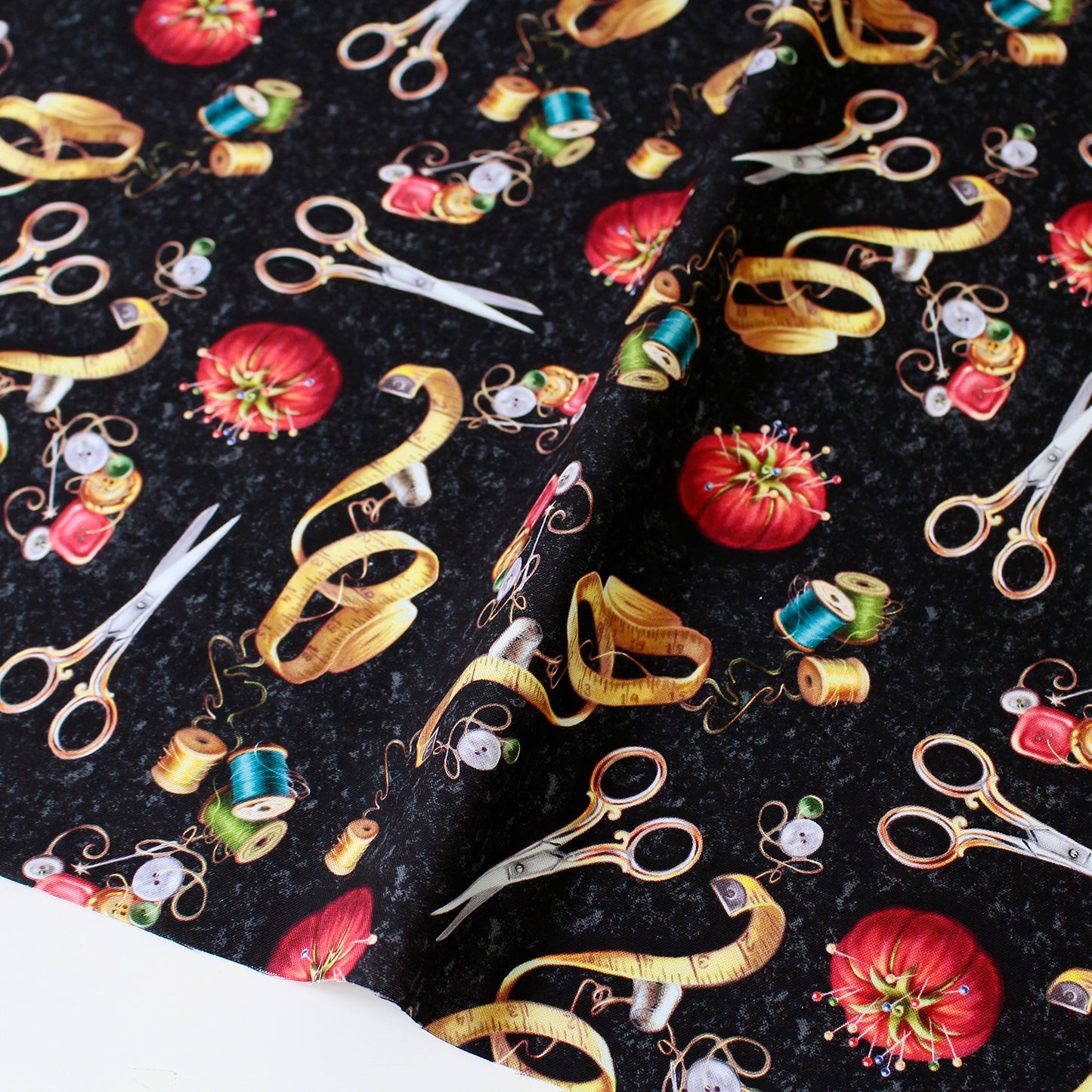 【USAコットン】Timeless Treasures ソーイング用品柄 TIME3352-B 綿100% シーチング生地 1mカットクロス