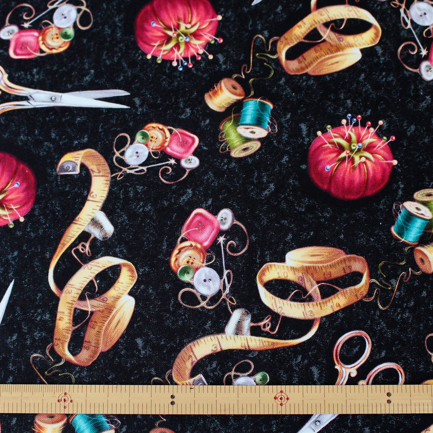 【USAコットン】Timeless Treasures ソーイング用品柄 TIME3352-B 綿100% シーチング生地 1mカットクロス