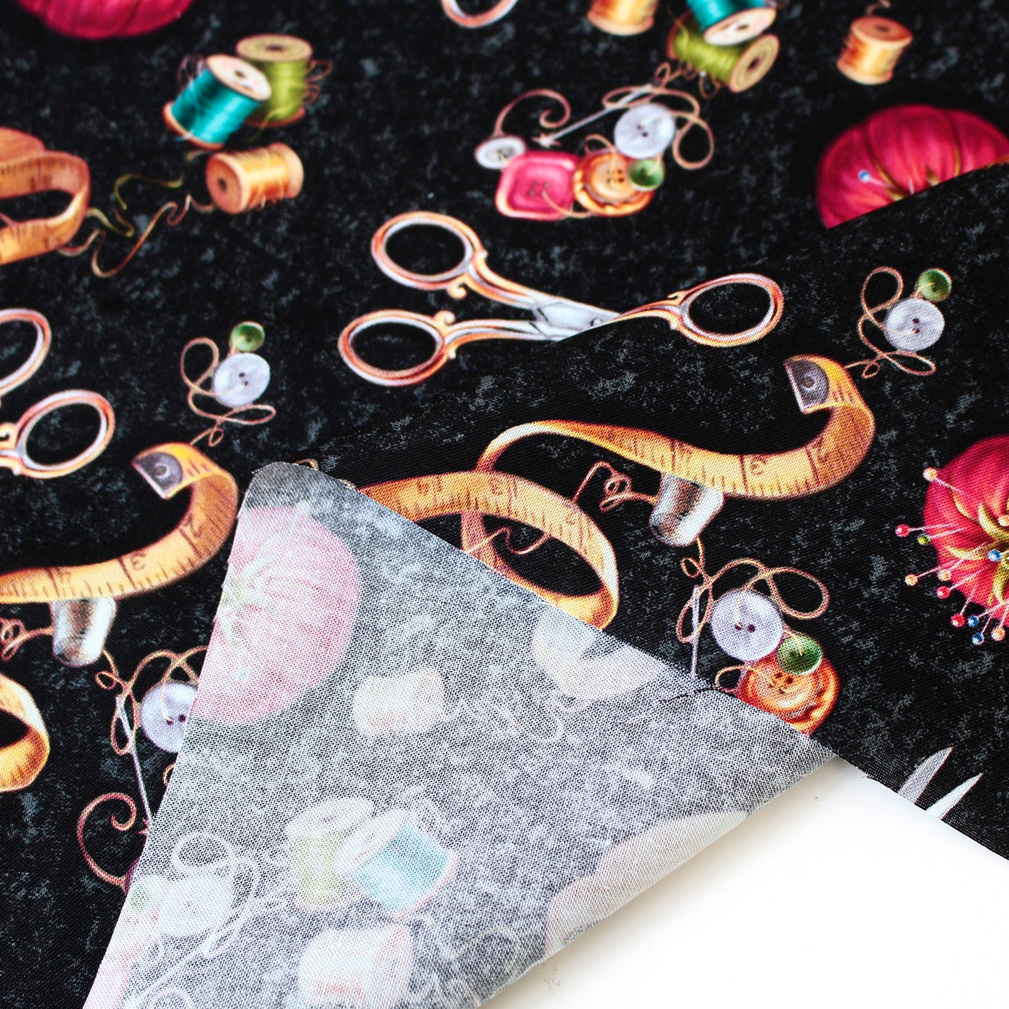 【USAコットン】Timeless Treasures ソーイング用品柄 TIME3352-B 綿100% シーチング生地 1mカットクロス