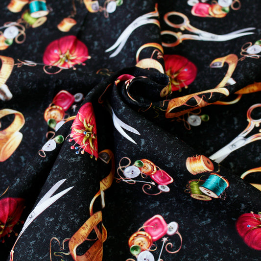 【USAコットン】Timeless Treasures ソーイング用品柄 TIME3352-B 綿100% シーチング生地 1mカットクロス