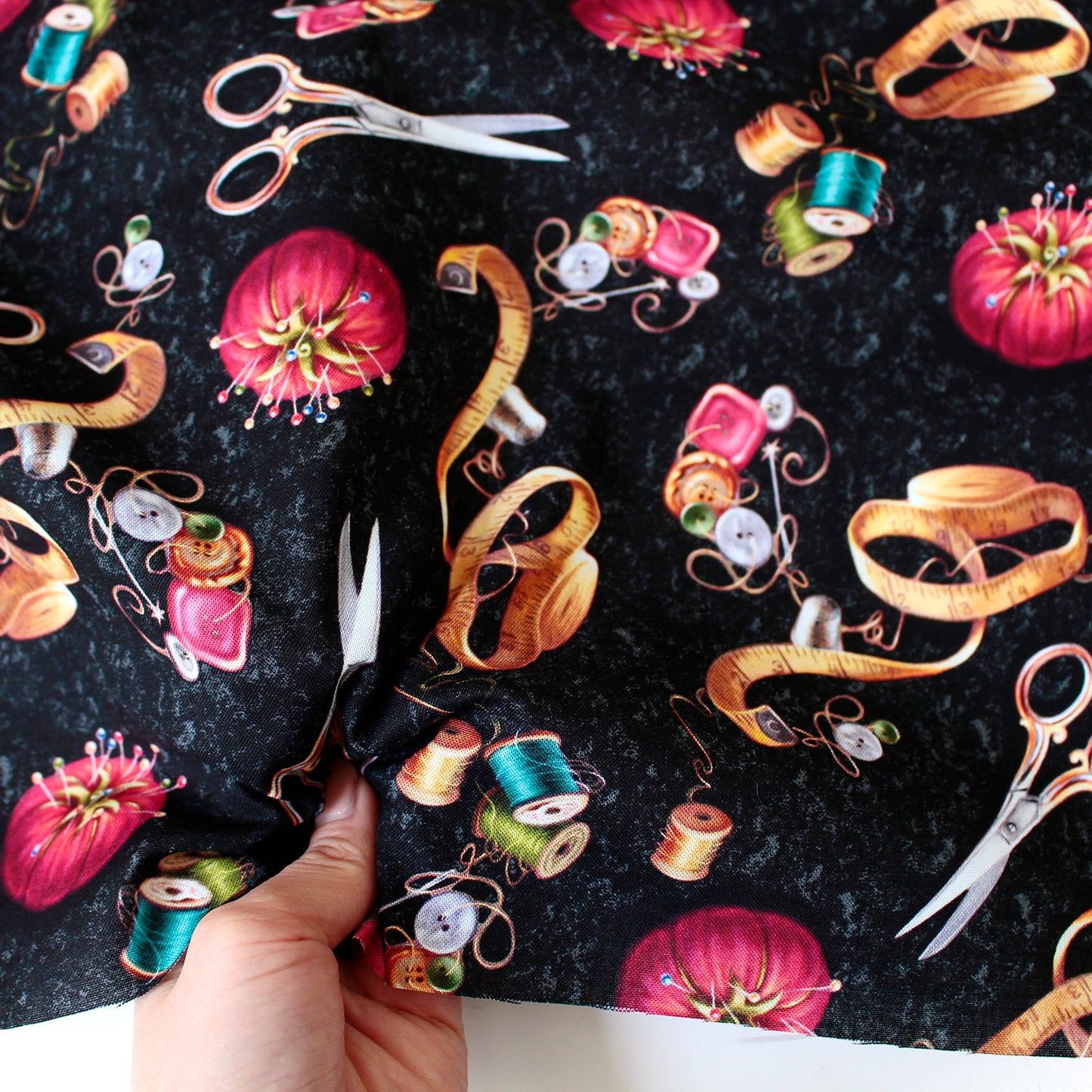 【USAコットン】Timeless Treasures ソーイング用品柄 TIME3352-B 綿100% シーチング生地 1mカットクロス