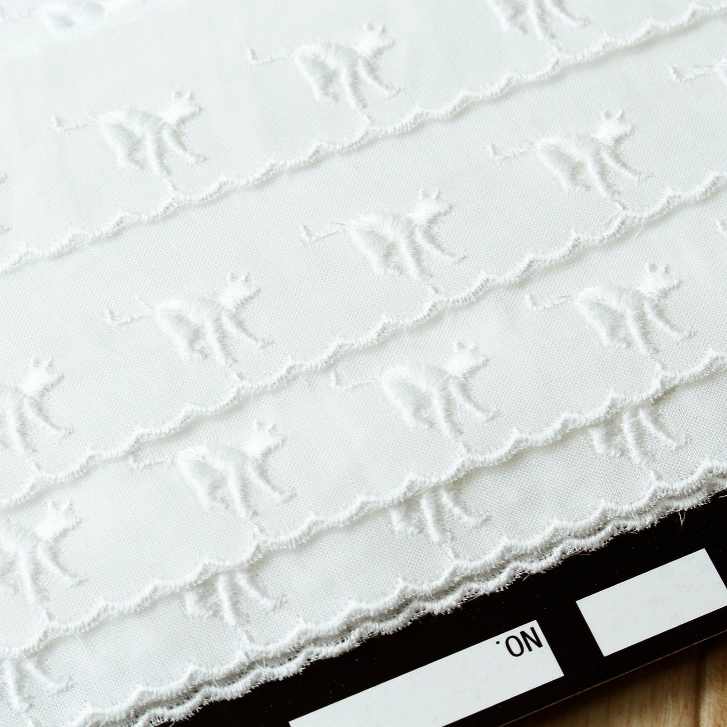 綿レース ねこ柄 白 14ｍ巻 CL1372-00（着地）