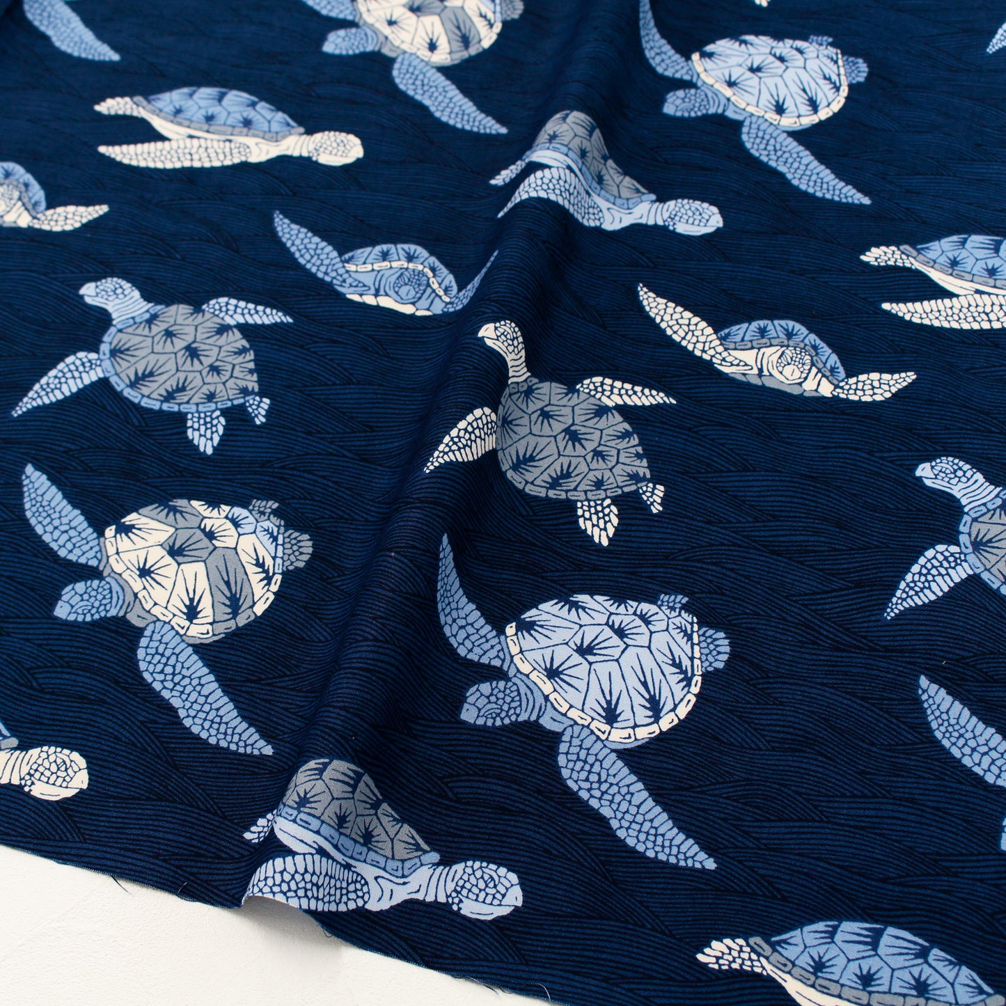 【USAコットン】ALEXANDER HENRY ウミガメ柄 AL9005-B 黒地 綿100% シーチング生地 1mカットクロス