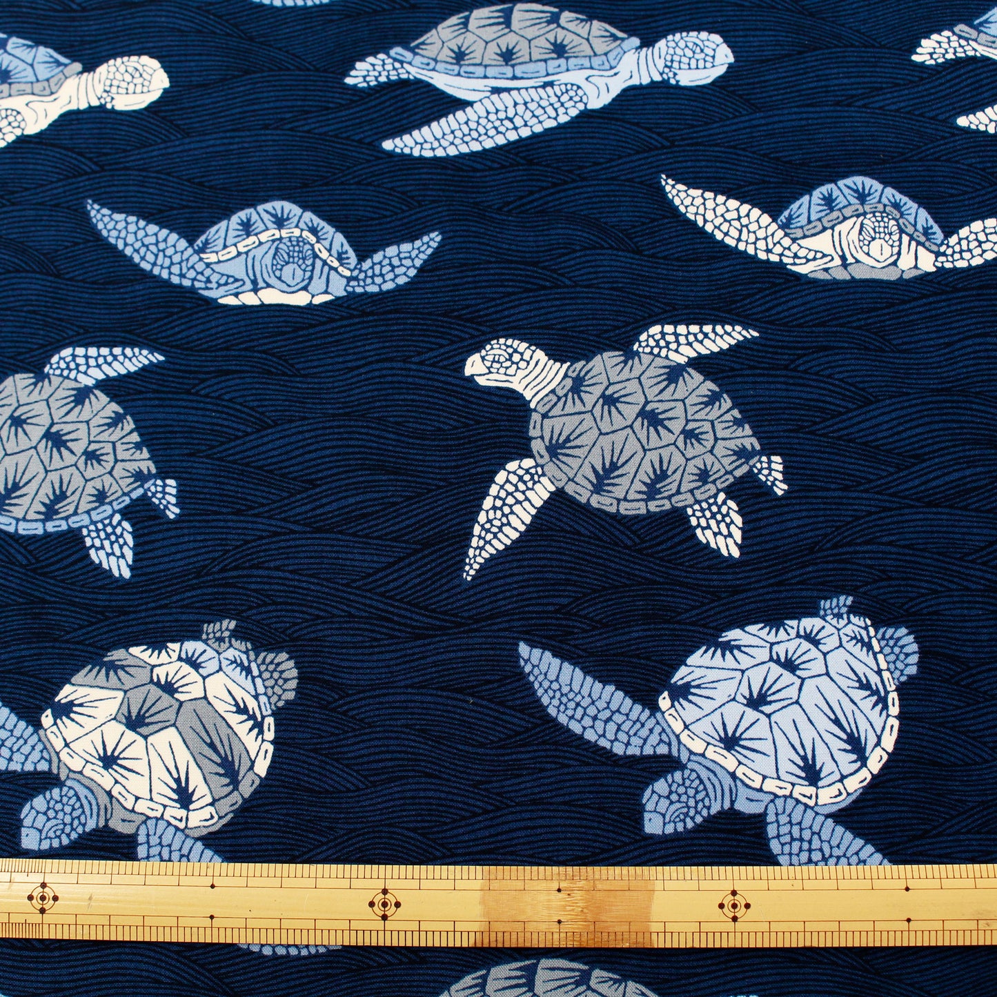 【USAコットン】ALEXANDER HENRY ウミガメ柄 AL9005-B 黒地 綿100% シーチング生地 1mカットクロス