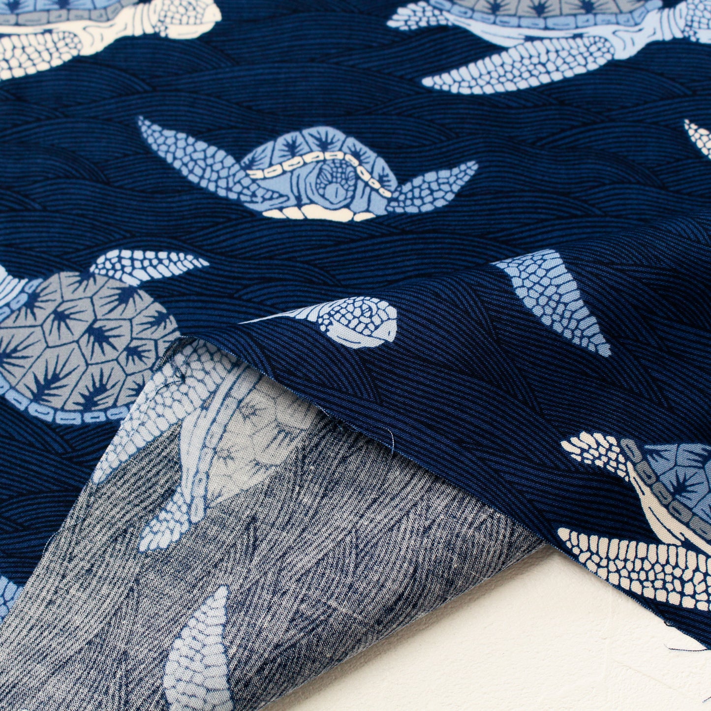 【USAコットン】ALEXANDER HENRY ウミガメ柄 AL9005-B 黒地 綿100% シーチング生地 1mカットクロス