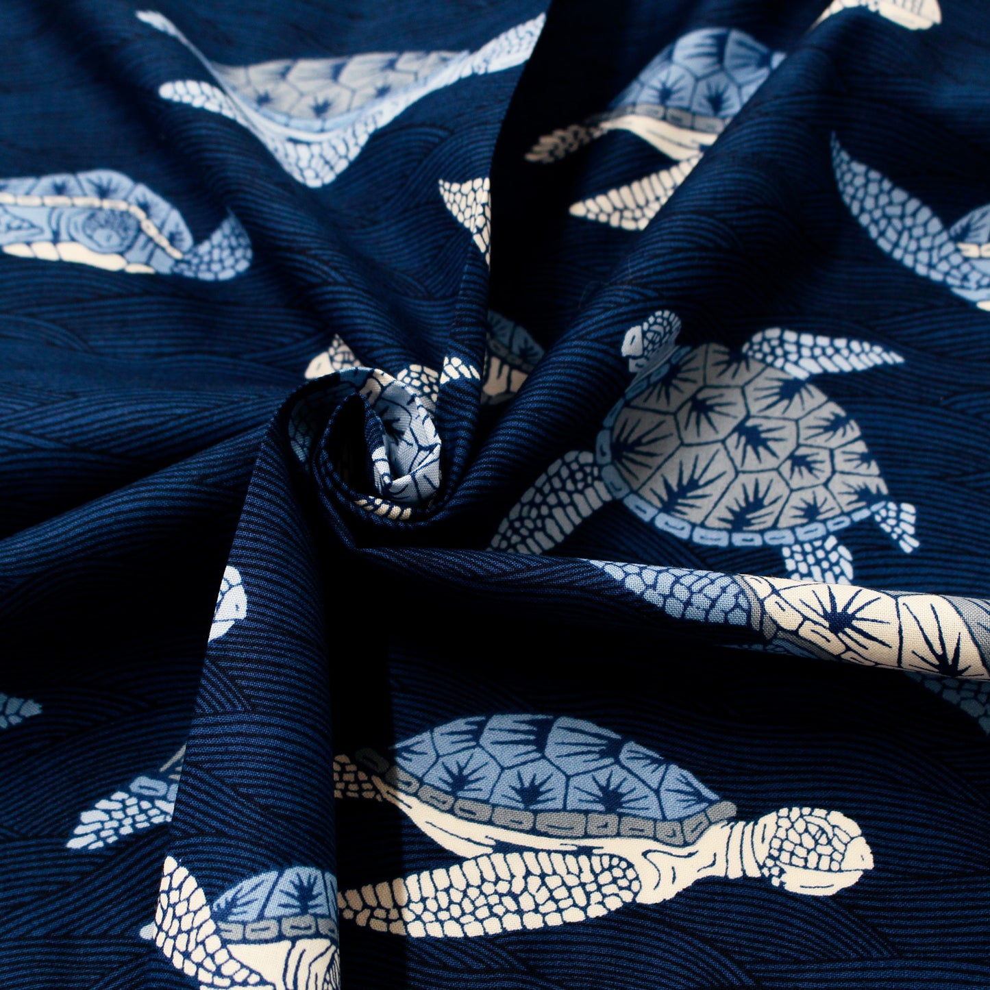 【USAコットン】ALEXANDER HENRY ウミガメ柄 AL9005-B 黒地 綿100% シーチング生地 1mカットクロス