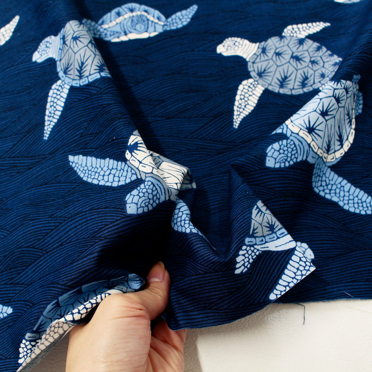 【USAコットン】ALEXANDER HENRY ウミガメ柄 AL9005-B 黒地 綿100% シーチング生地 1mカットクロス