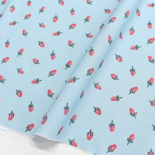 【USAコットン】STELLA 水色地 小さないちご柄 STE3070-P 綿100% シーチング生地 1mカットクロス