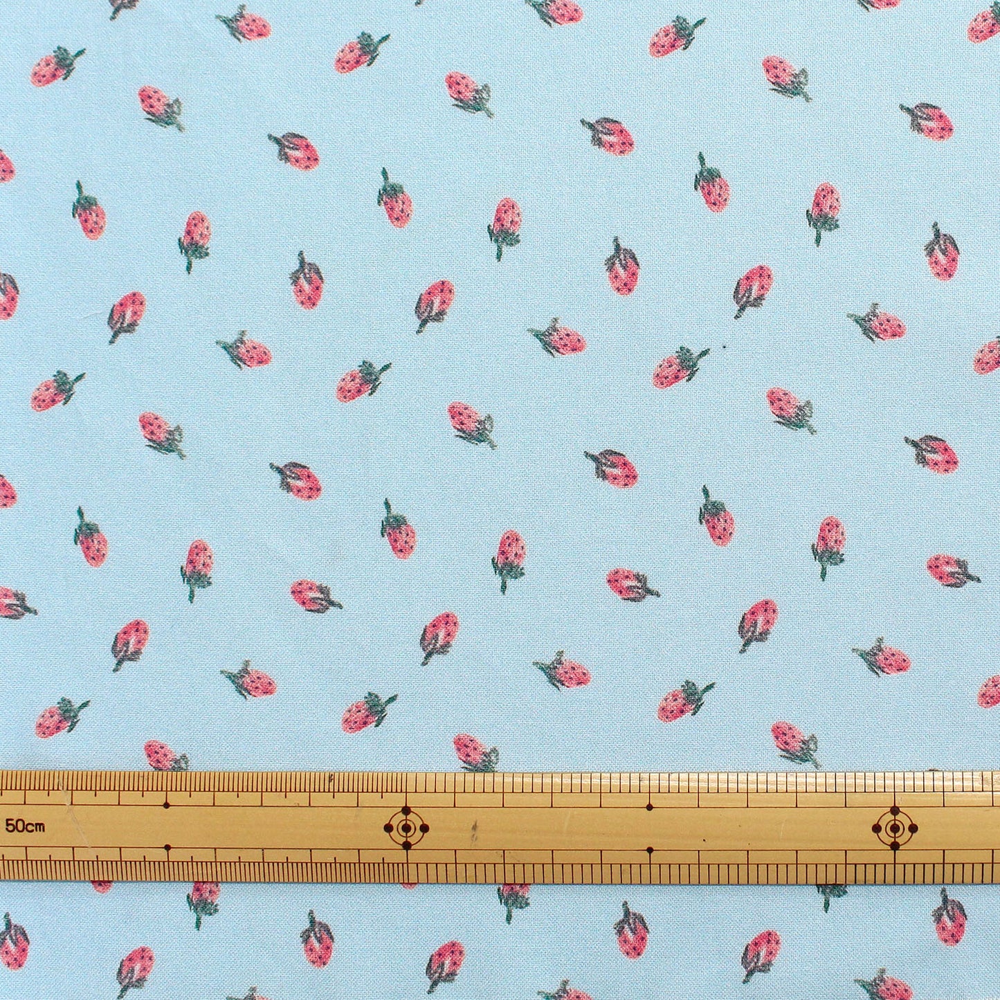 【USAコットン】STELLA 水色地 小さないちご柄 STE3070-P 綿100% シーチング生地 1mカットクロス