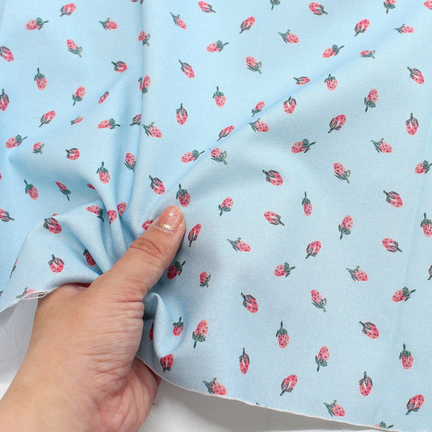 【USAコットン】STELLA 水色地 小さないちご柄 STE3070-P 綿100% シーチング生地 1mカットクロス