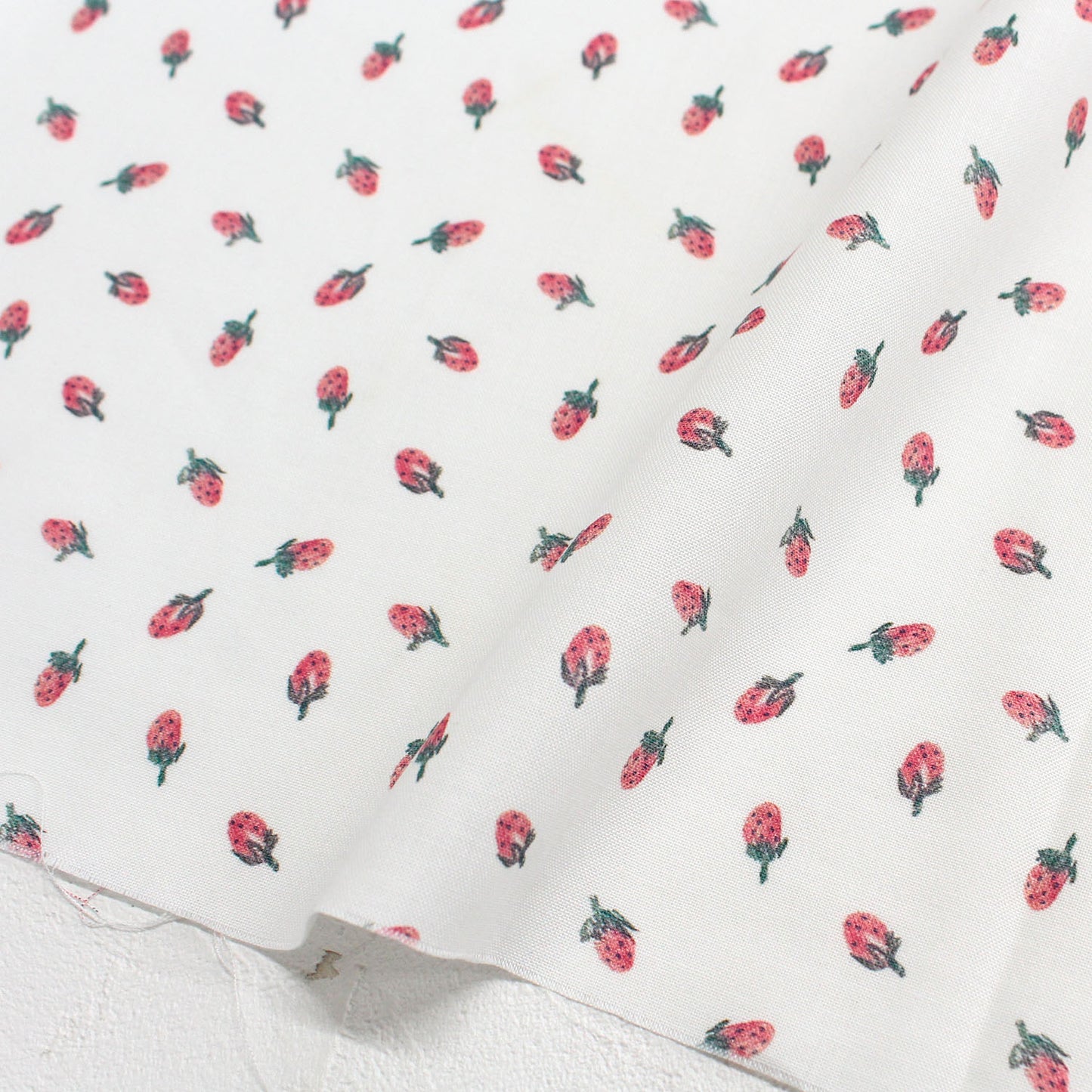 【USAコットン】STELLA ホワイト地 小さないちご柄 STE3070-W 綿100% シーチング生地 1mカットクロス