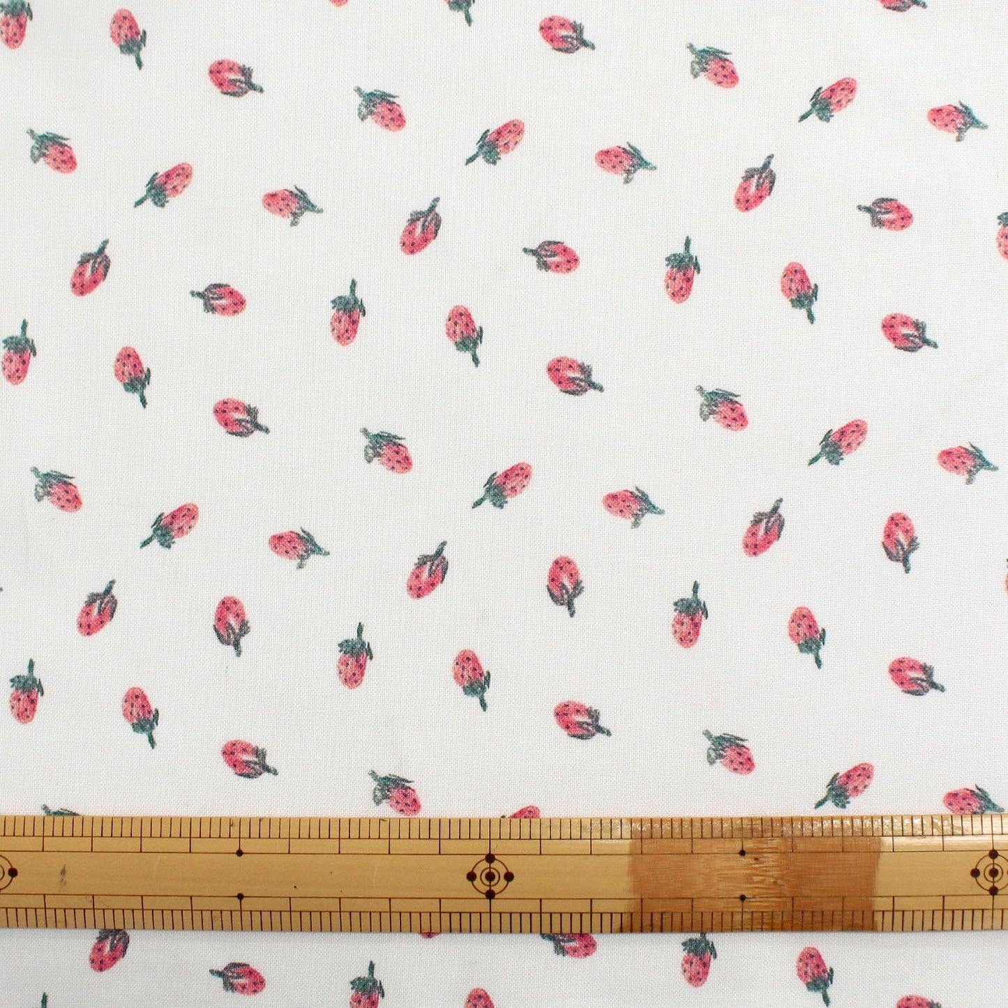 【USAコットン】STELLA ホワイト地 小さないちご柄 STE3070-W 綿100% シーチング生地 1mカットクロス
