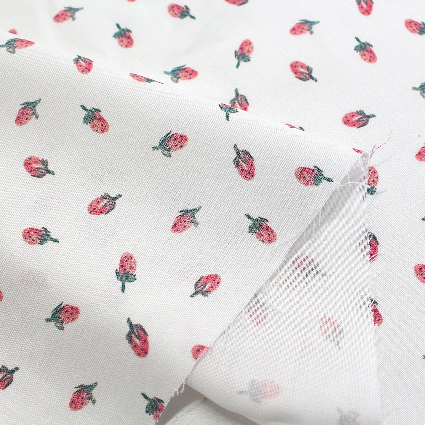【USAコットン】STELLA ホワイト地 小さないちご柄 STE3070-W 綿100% シーチング生地 1mカットクロス
