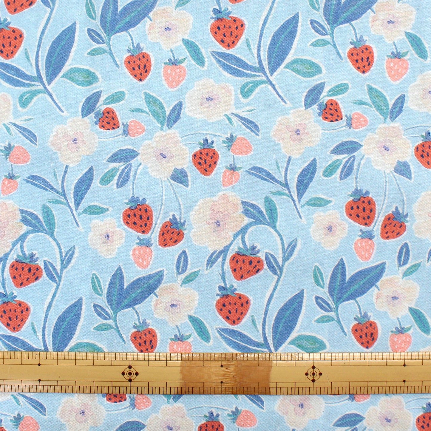 【USAコットン】STELLA 水色地 いちご柄 水彩タッチ STE3072-M 綿100% シーチング生地 1mカットクロス