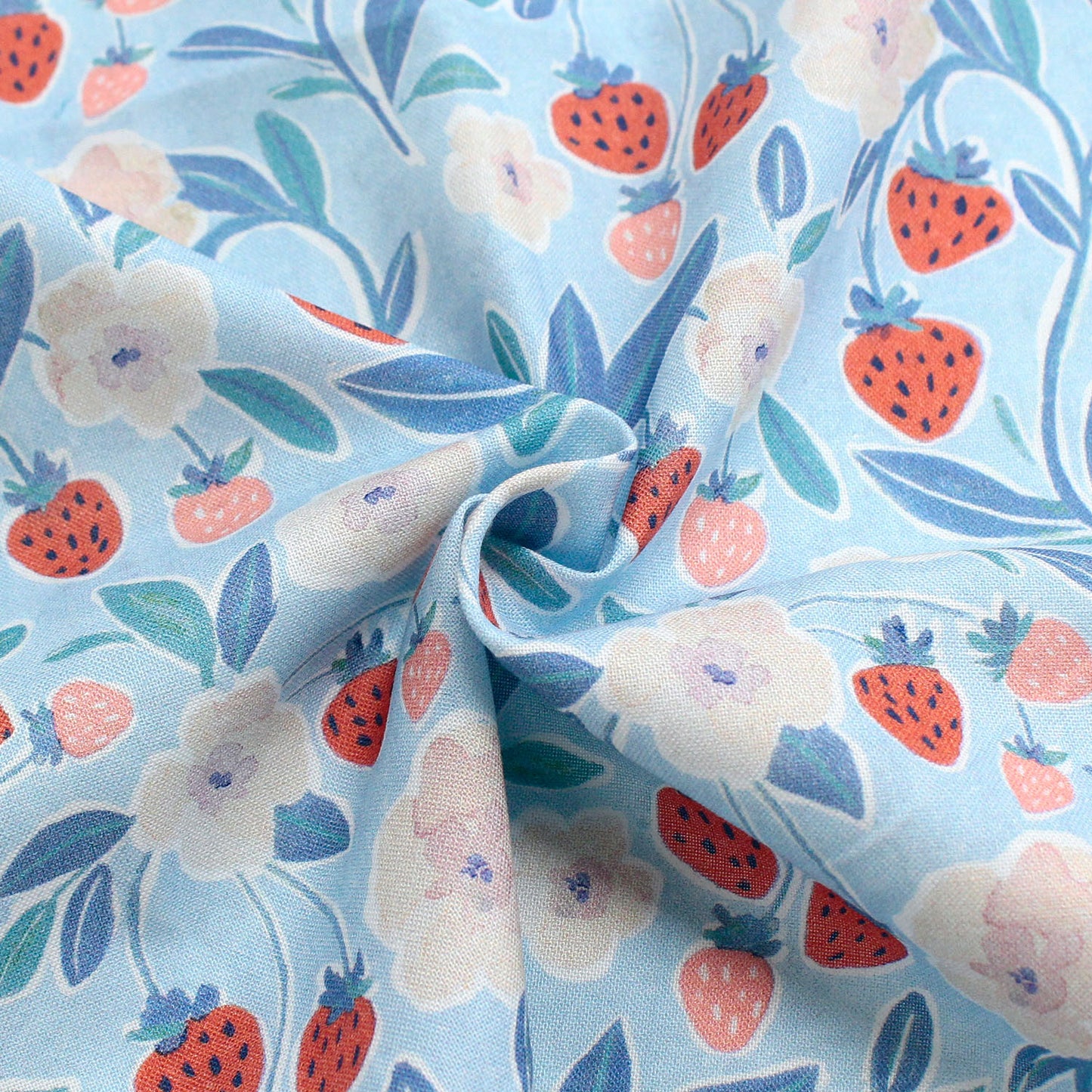 【USAコットン】STELLA 水色地 いちご柄 水彩タッチ STE3072-M 綿100% シーチング生地 1mカットクロス
