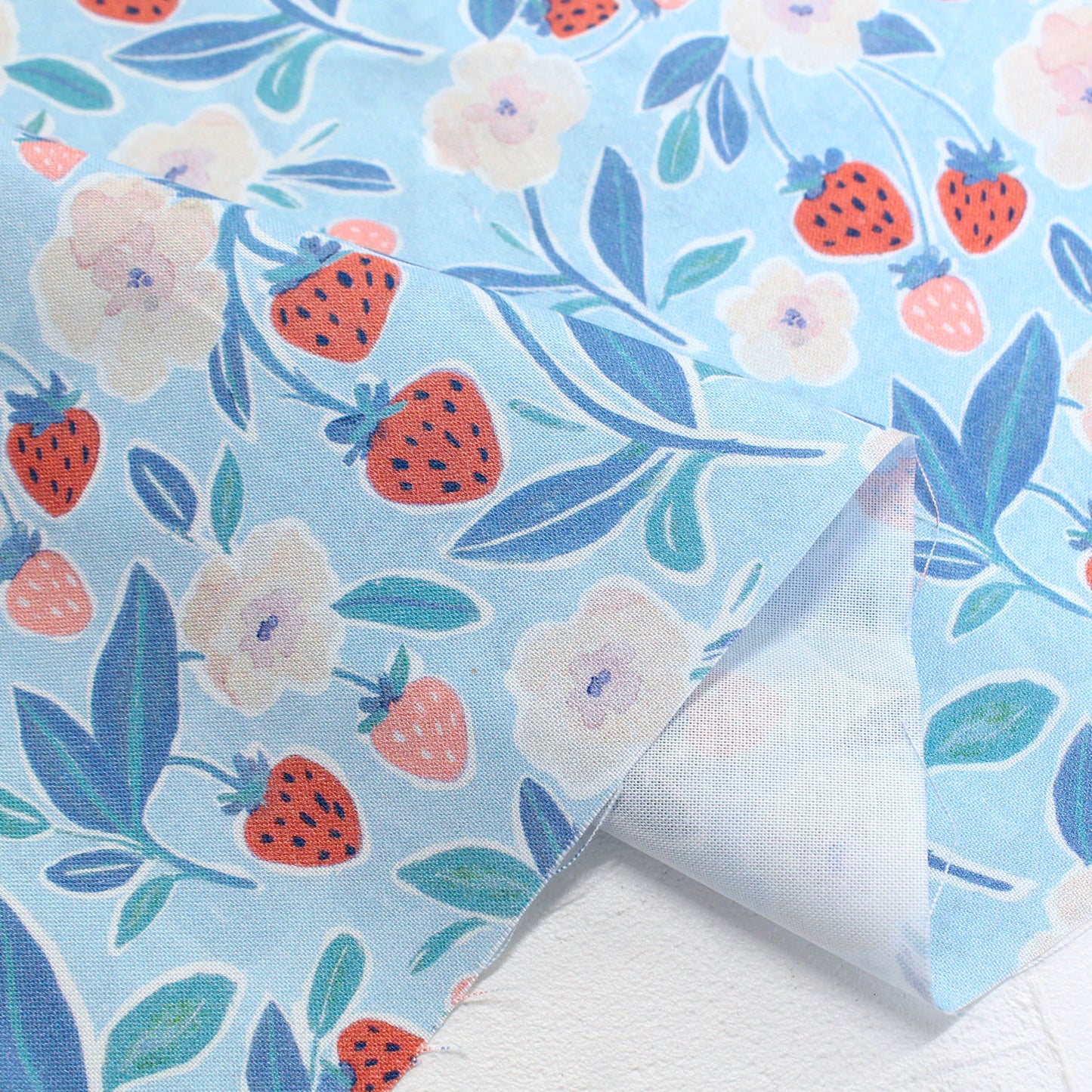 【USAコットン】STELLA 水色地 いちご柄 水彩タッチ STE3072-M 綿100% シーチング生地 1mカットクロス