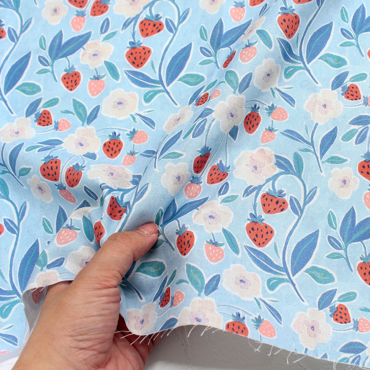 【USAコットン】STELLA 水色地 いちご柄 水彩タッチ STE3072-M 綿100% シーチング生地 1mカットクロス